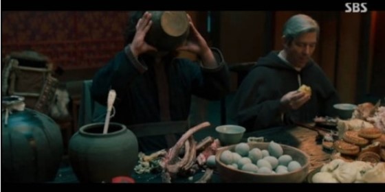 剧中忠宁大君在朝鲜青楼招待驱魔师月饼、松花蛋等的场面。【照片来源：SBS 《朝鲜驱魔师》截图】