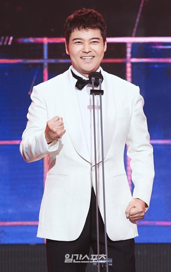 29日下午，电视人全炫茂在以网络直播形式举行的“2020年MBC电视演艺大赏”上荣获年度最佳综艺人奖，正在发表获奖感言。【照片来源：MBC】