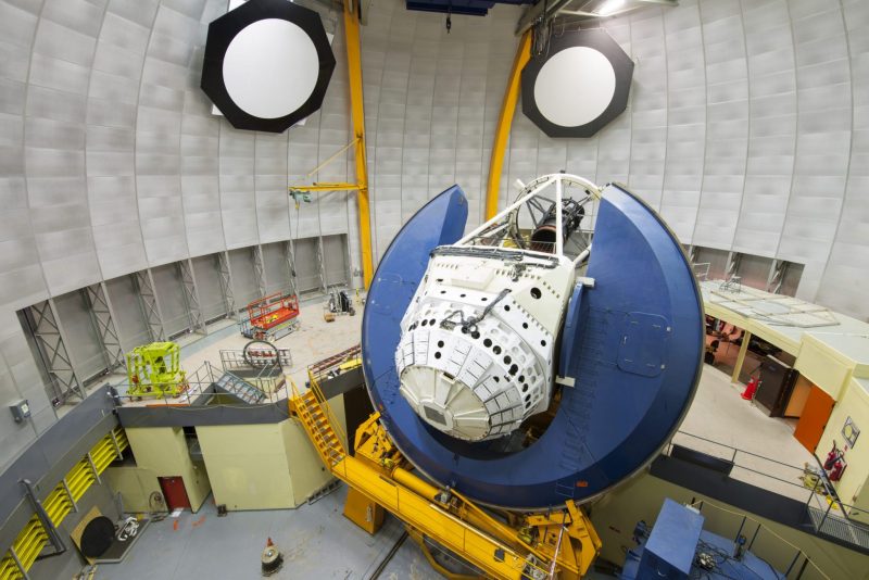 从望远镜圆顶内部看，显示了安装在望远镜上的大型相机。