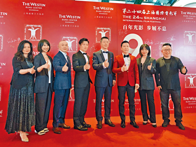 甄子丹偕霆锋及团队成员，盛装现身第24届上海国际电影节金爵盛典红地毡仪式。