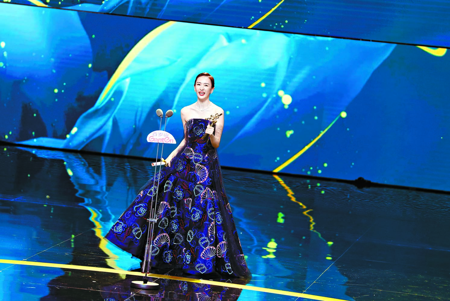 ■演员童瑶凭藉《三十而已》中的表现获白玉兰最佳女主角奖。 新华社