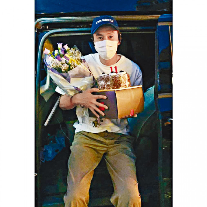 光洙在拍摄最後一集《RM》後，获团队送上花束与蛋糕。