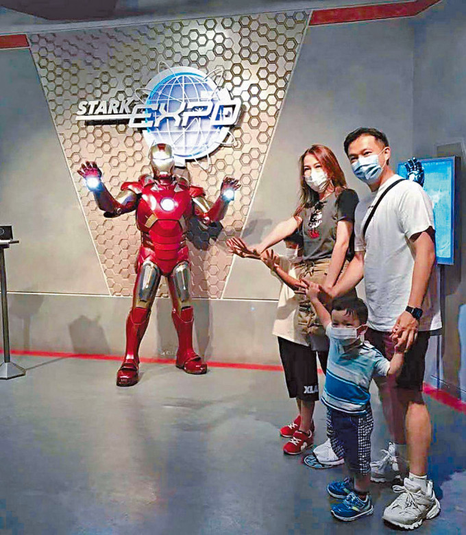 一家人和Iron man开心合照。