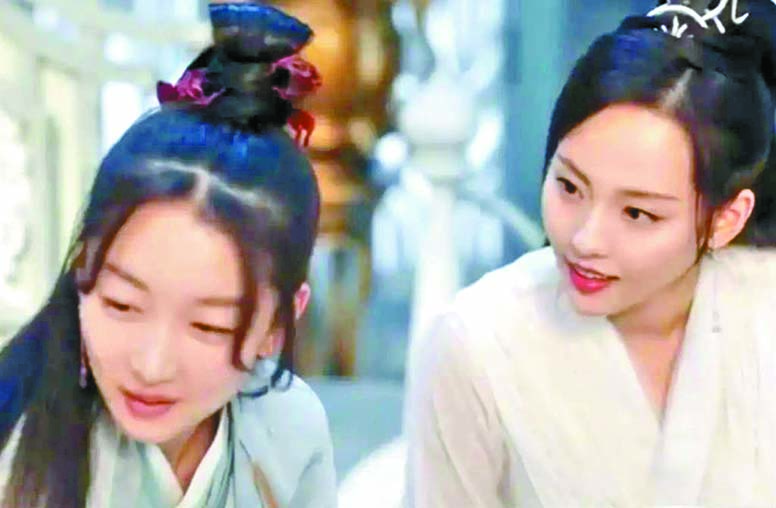 ■张嘉倪(右)在剧中饰演周冬雨（左）的丫鬟。 网上图片