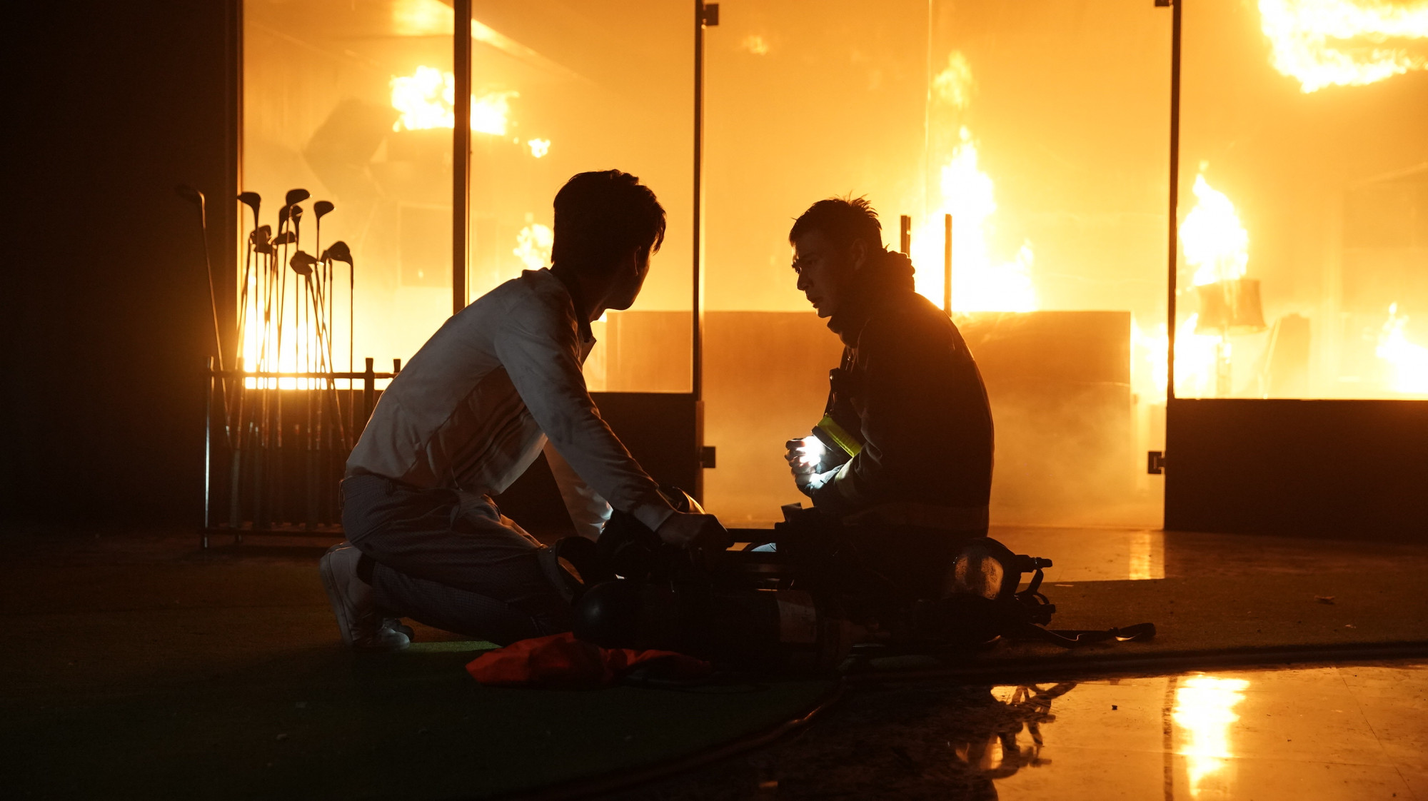 剧中演员从拍摄前期就接受体能、火场训练，拍摄时也有消防人员在现场纠正，故才能在安全感满满的情况下面对真火。