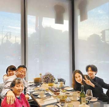 陈坤儿子在网上发布自己和家人聚会的照片。 网上图片