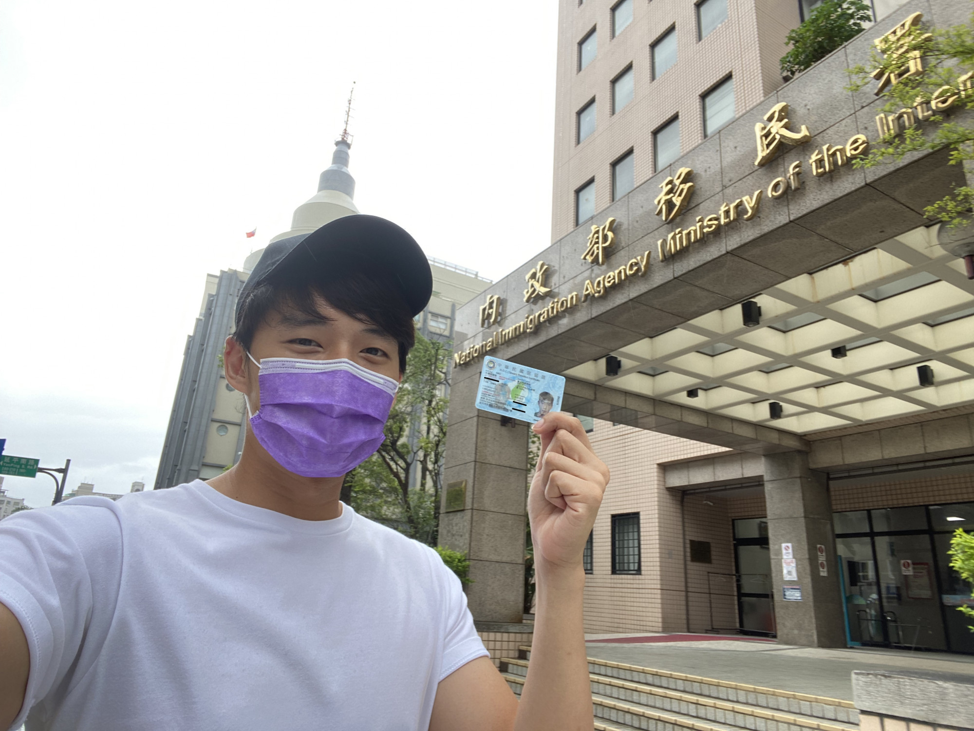 陈泽耀成功拿到了台湾居留证，对此他相当感谢办证的柜台人员协助。