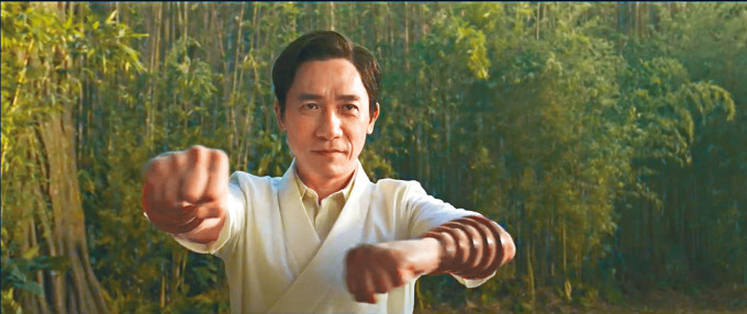 《尚气与十环帮传奇》发布新预告，梁朝伟占相当多镜头。