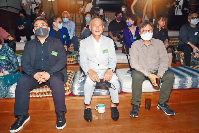 鲜浪潮主席杜琪峯（中）、副主席舒琪（右）、ViuTV董事总经理鲁庭晖齐出席活动。