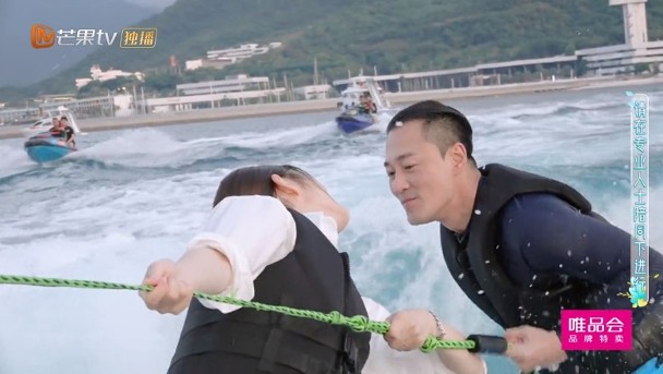 为了一搏太太欢心，林峰在海上冲浪给老婆尾波之吻。