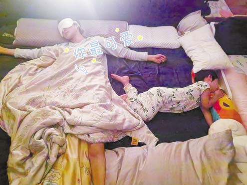 袁弘公开张歆艺与儿子在睡觉的照片。 网上图片