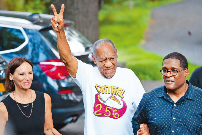 Bill Cosby推翻性侵案获释後，高举胜利手势。