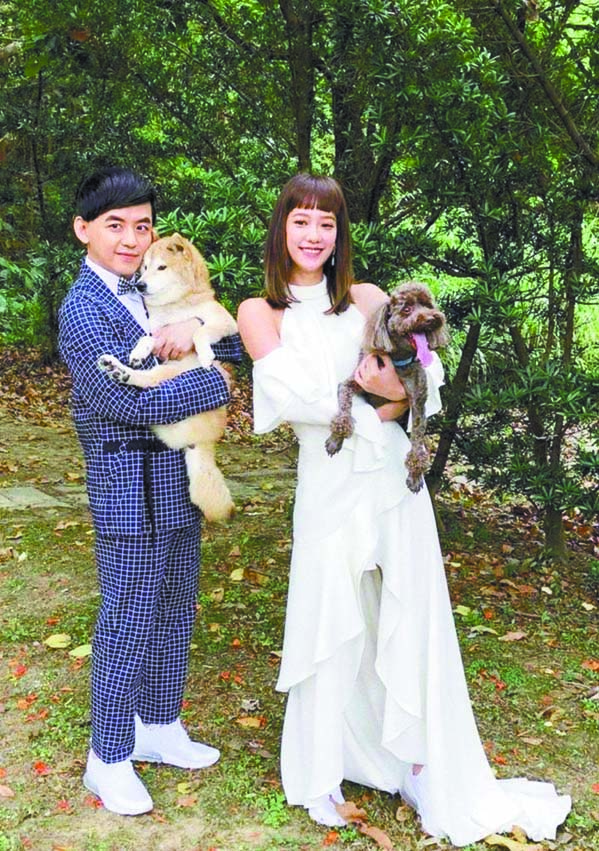 ■孟耿如和黄子佼此前抱着爱犬拍婚纱照。网上图片