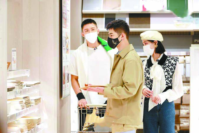 ■黄景瑜与陈学冬和许佳琪一起逛超市。 网上图片