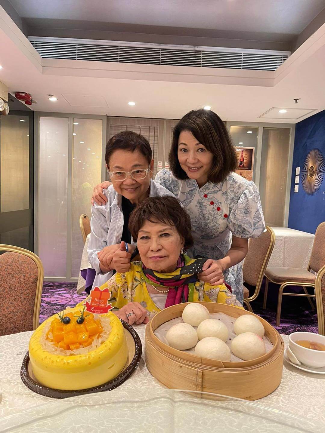 好友准备了蛋糕和寿包为余慕莲庆祝84岁生日，十分有心。