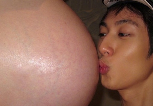 吴尊这种亲吻太太孕肚的照片，震惊网民他是否准备迎接第三胎！