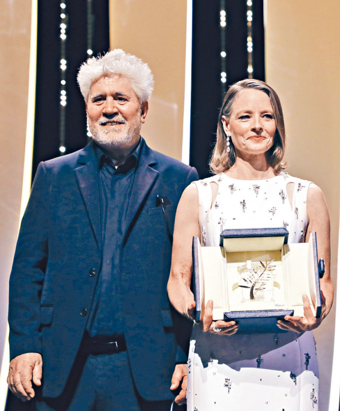 茱迪科士打获康城颁终身成就奖，并由艾慕杜华颁奖。