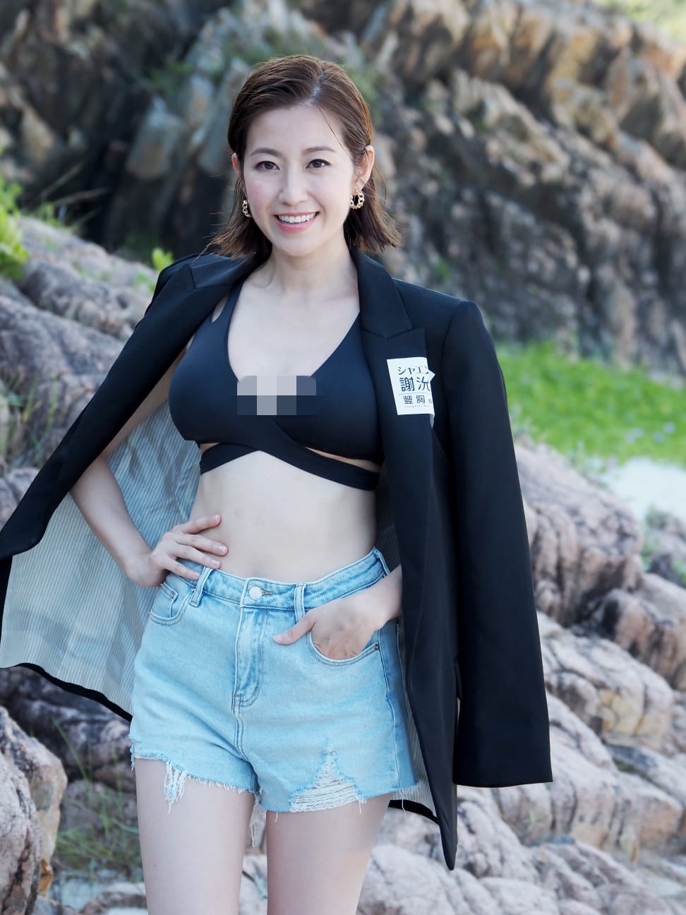 陈自瑶以一身健康的性感美在沙滩上秀身材。