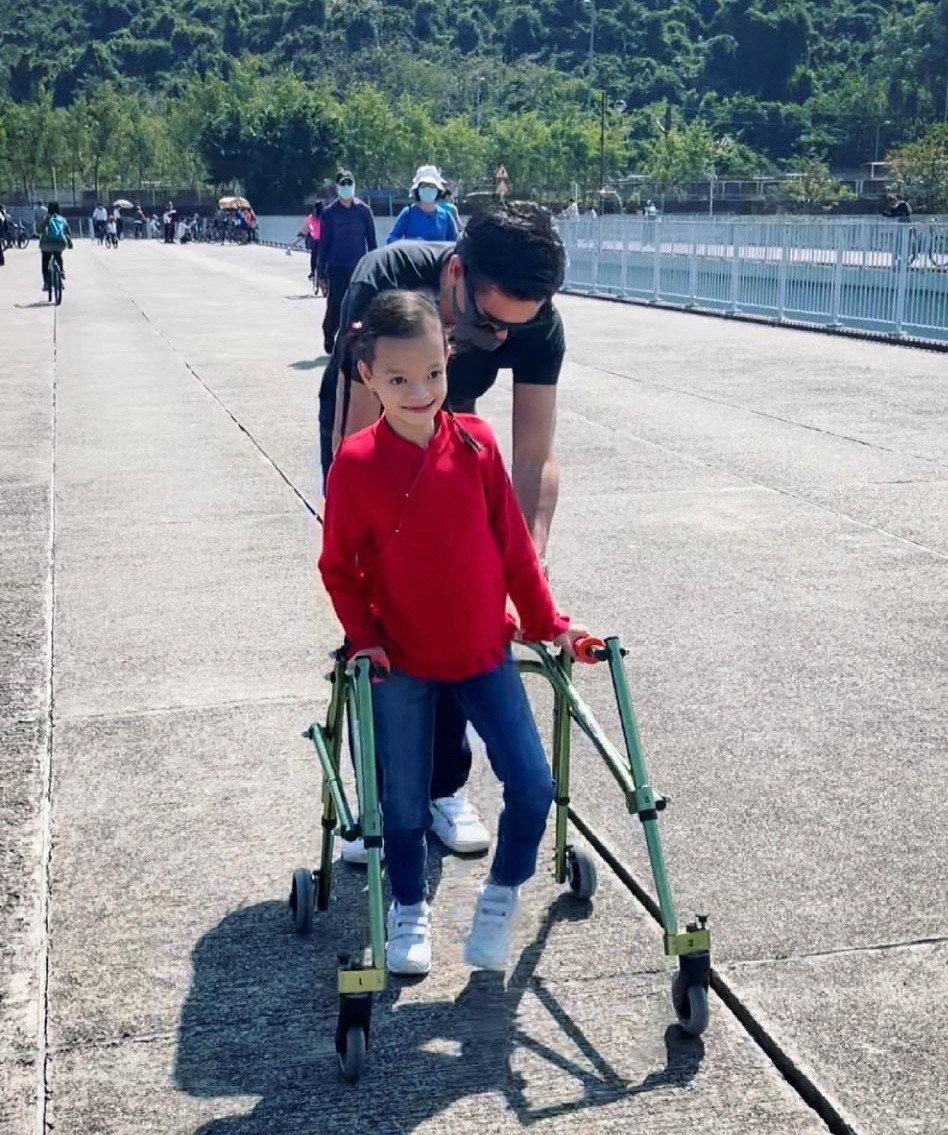 Isabella 诊断患有罕见基因病“四号染色体缺损综合症”，手脚软弱无力、发展迟缓，更一度被断言不能走路。