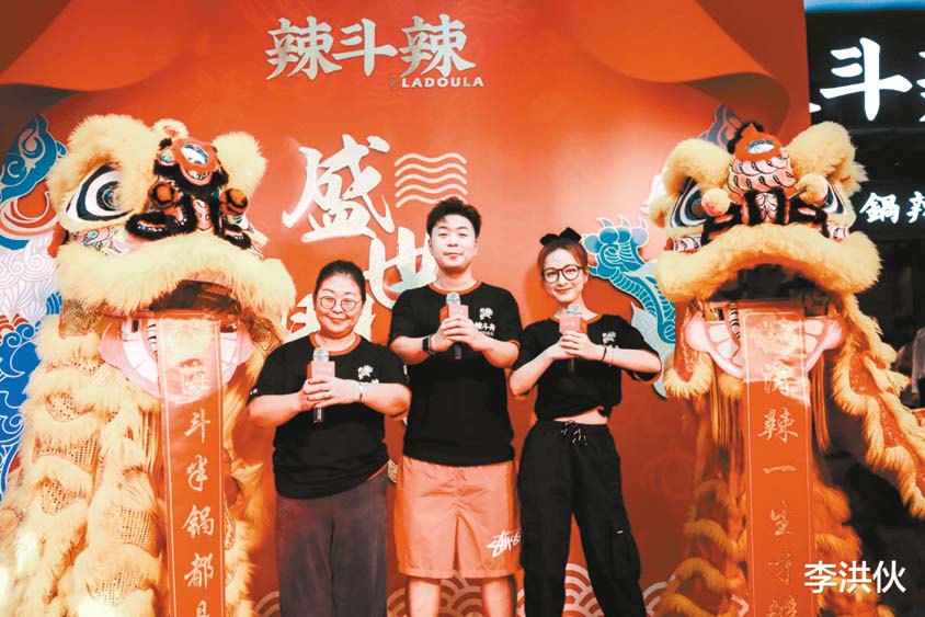 杜海涛（中）带着妈妈以及吴昕（右）此前出席火锅店开业。 网上图片