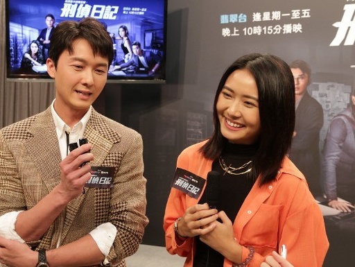 王浩信与剧中饰演他妹妹的戴祖仪一起接受访问。