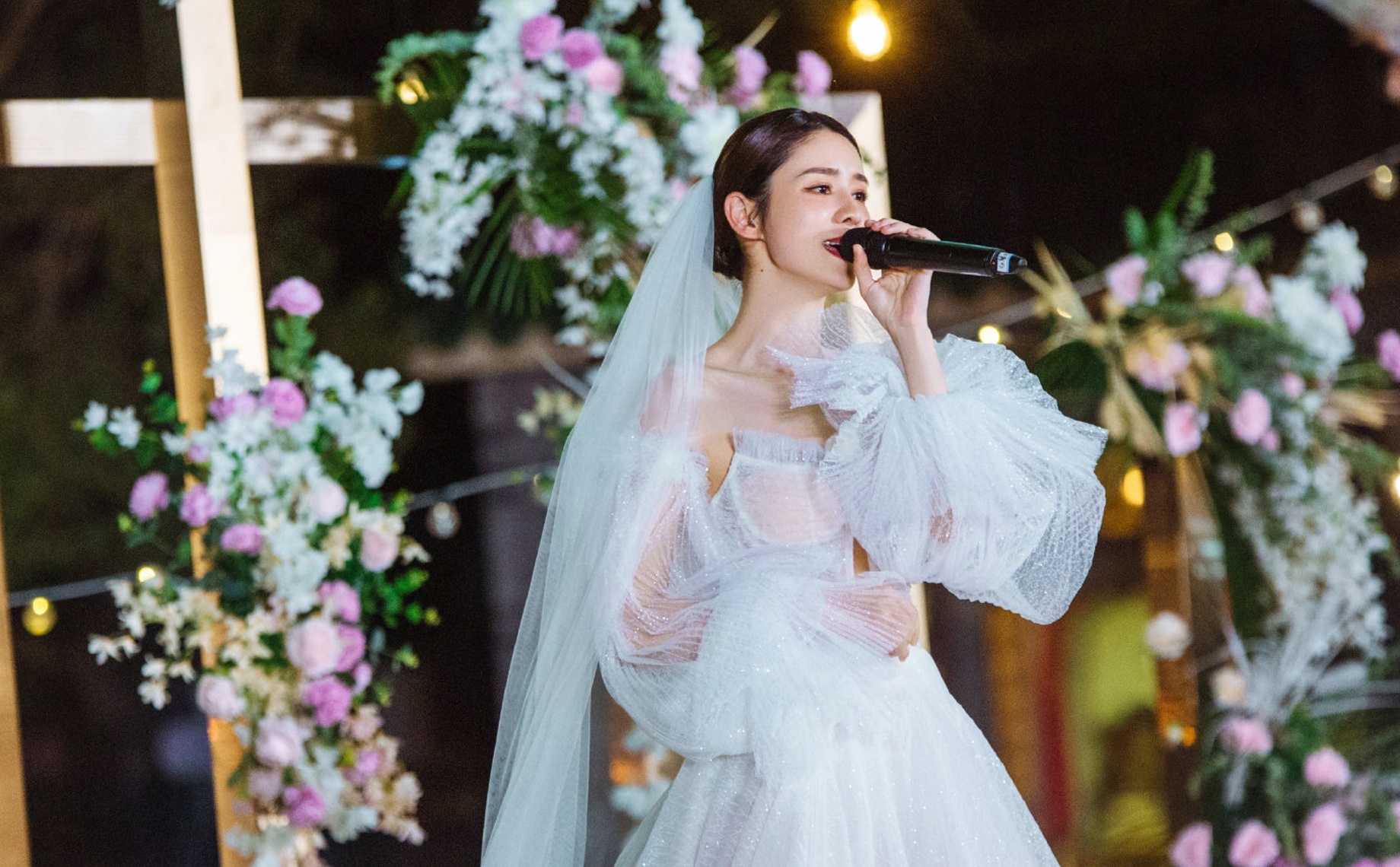 张馨月表示，婚礼可以不办，但是婚纱一定要穿。
