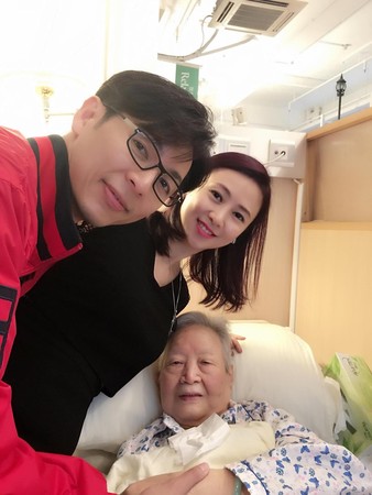 翁虹老公刘冠廷（左）很孝顺，疫情前常陪同回香港探视岳母。