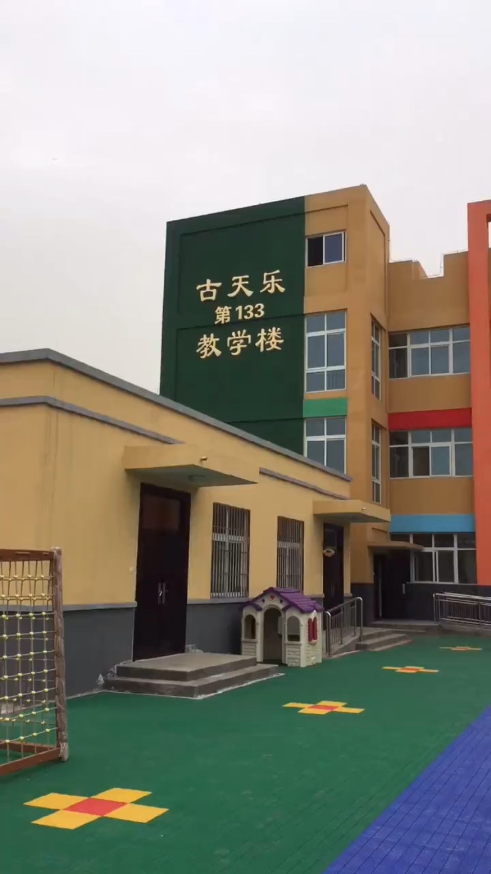古天乐已经在中国兴建过百间希望学校。