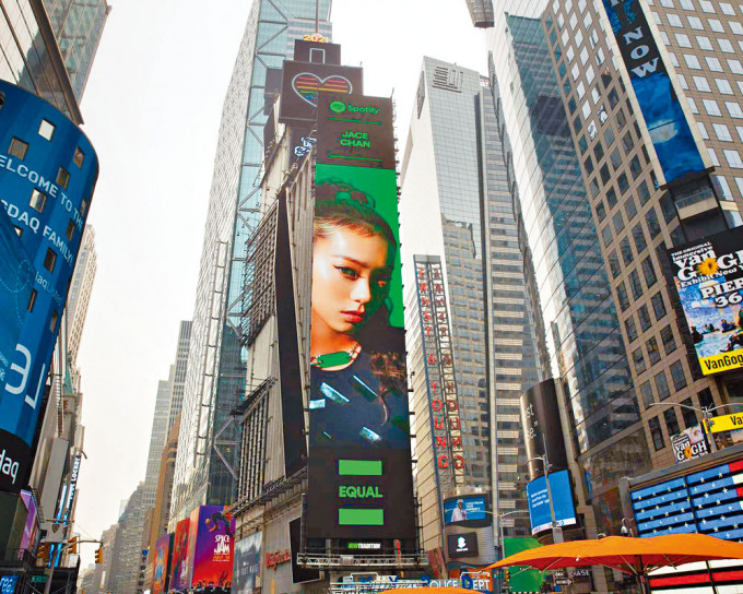 Jace成绩骄人，照片荣登美国纽约时代广场巨幕。