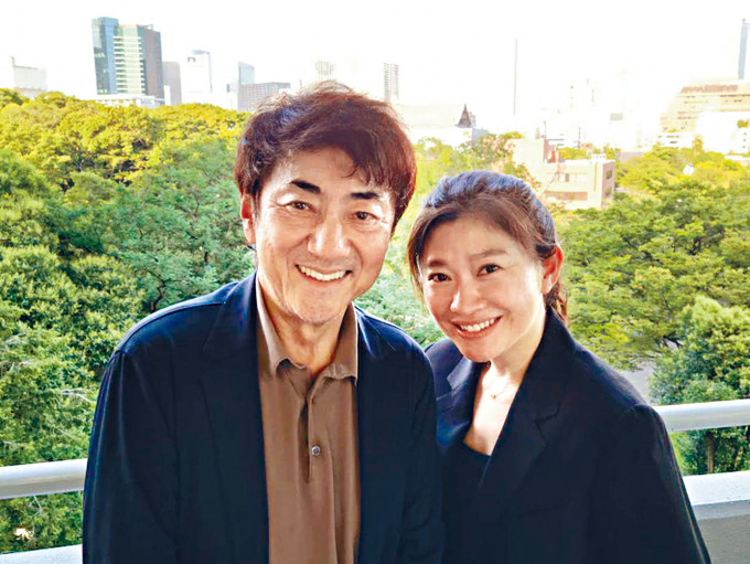 昨日筱原凉子与市村正亲宣布离婚，但发布一张灿烂笑容照。