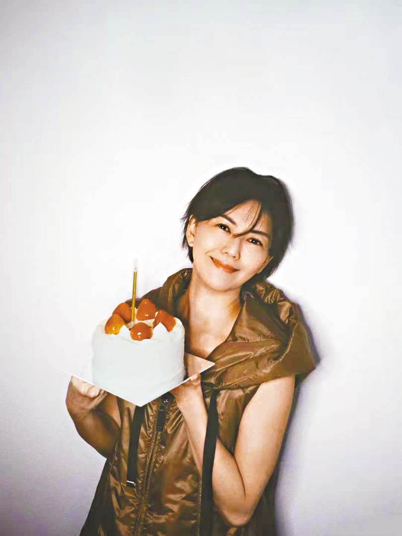 孙燕姿秀出生日蛋糕。 网上图片