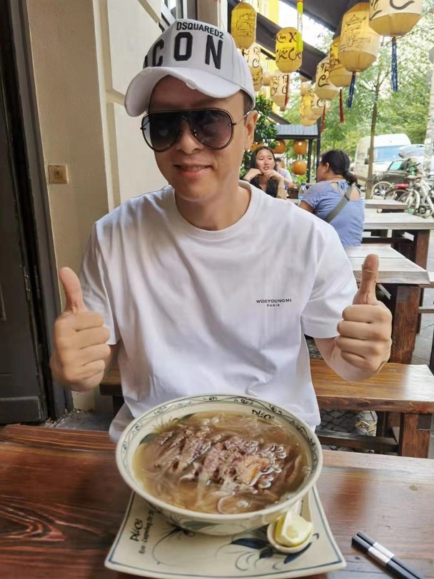 找到可以吃越南河粉的餐厅，甄子丹大呼爽快。