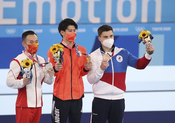 中国体操选手肖若腾（左）因落地后没有依规定向裁判致意而被扣分。