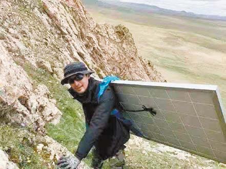 胡歌背着太阳能电板上山。网上图片