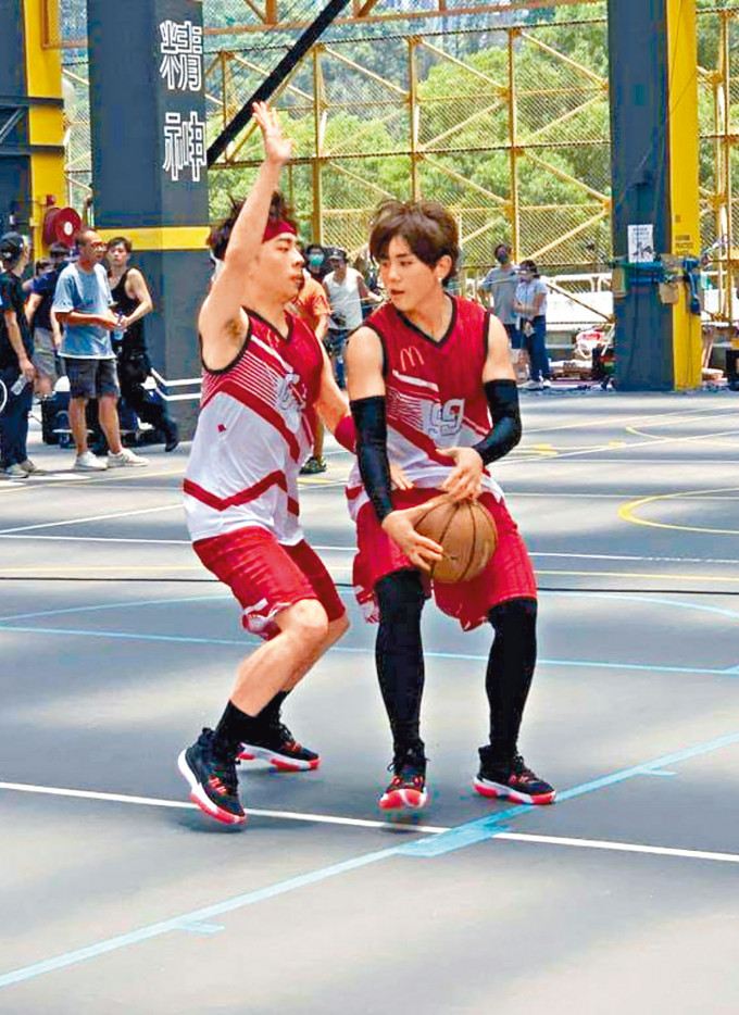 姜涛和Edan换上运动服，即落场打篮球，两人全程打得投入，唔止拍广告咁简单！