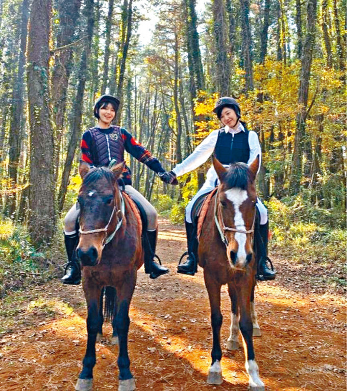 Tiffany（右）昨日32岁生日，秀英留言祝贺并称会陪她骑马。