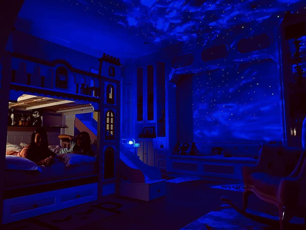 NeiNei睡房关灯后，天花板更出现星空投影，充满浪漫情怀的星夜。