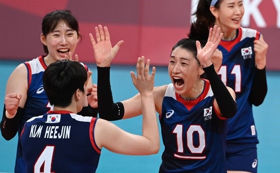 8月4日，在日本阿里亚克竞技场举行的东京奥运会女排8强赛韩国与土耳其的比赛中，韩国女子排球代表队金软景在进球后与队友们一起欢呼。【东京=奥运联合记者团】