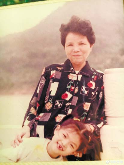 锺楚曦与奶奶昔日合照。 网上图片
