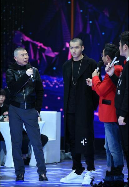 导演冯小刚（左）曾带吴亦凡上综艺《天天向上》宣传电影《老炮儿》，该集内容已被下架。