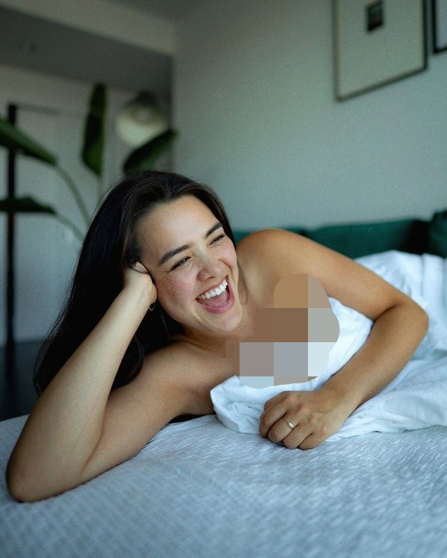 Yasmine 晒出一张自然的床照，散发出健康的性感美。