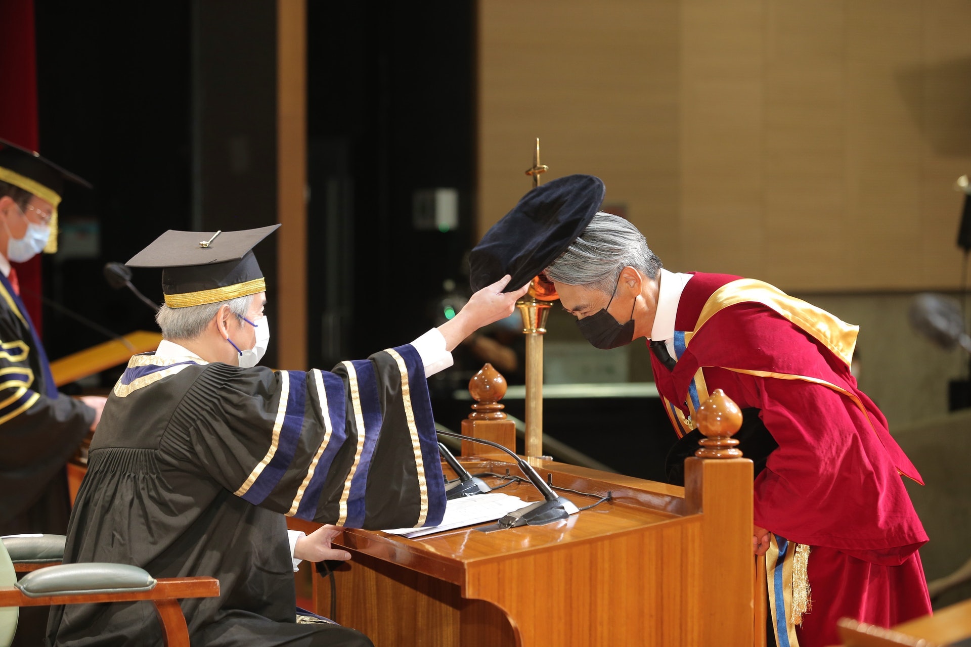 周润发获香港浸会大学颁授“荣誉人文学博士”。