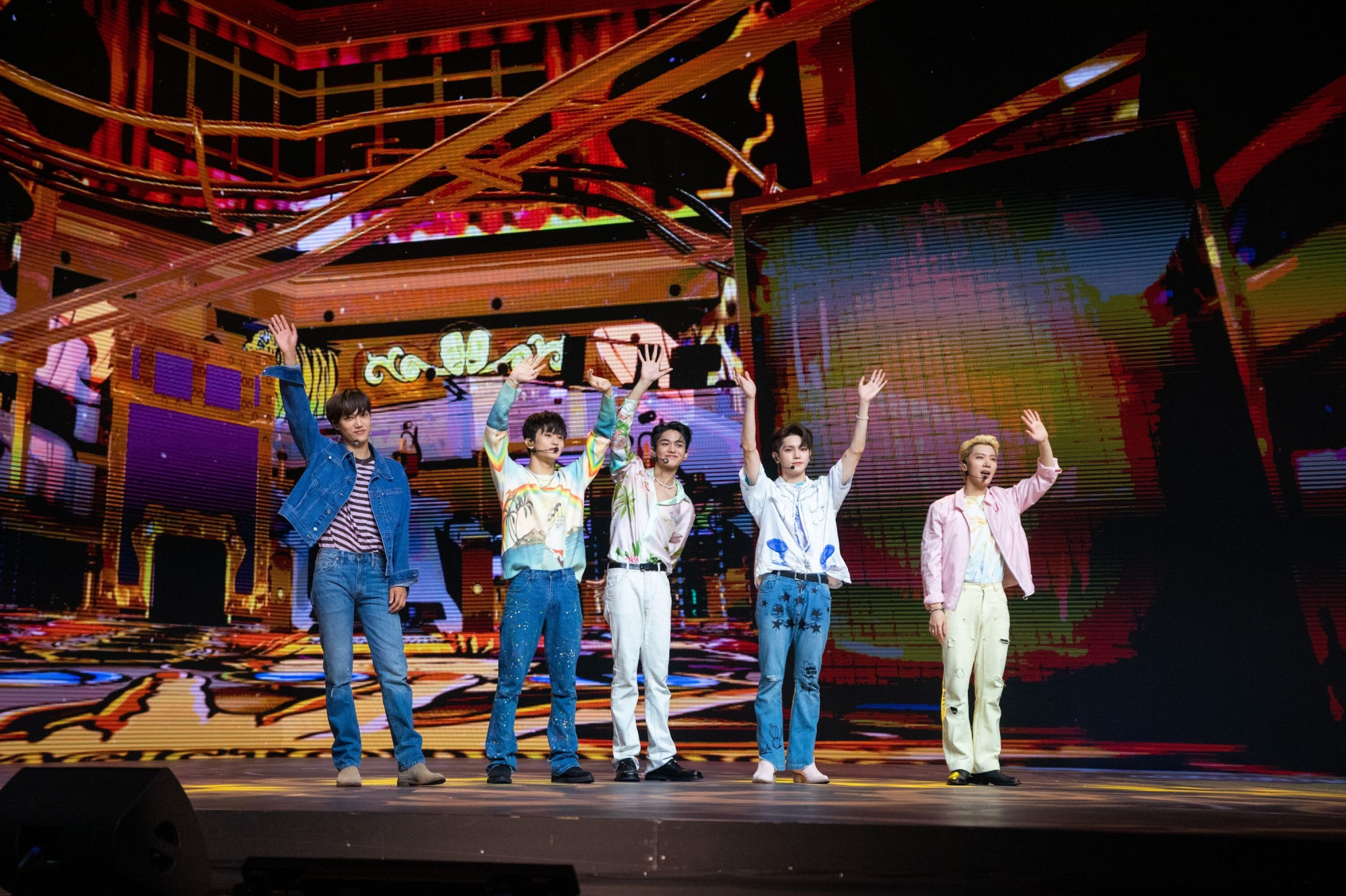 （左）KAI、Mark、Lucas、泰容以及Ten。其中，KAI因EXO队友Xiumin染疫而进行检测，结果呈阴性，但为安全起见仍自行进行隔离，此为预录的舞台演出。