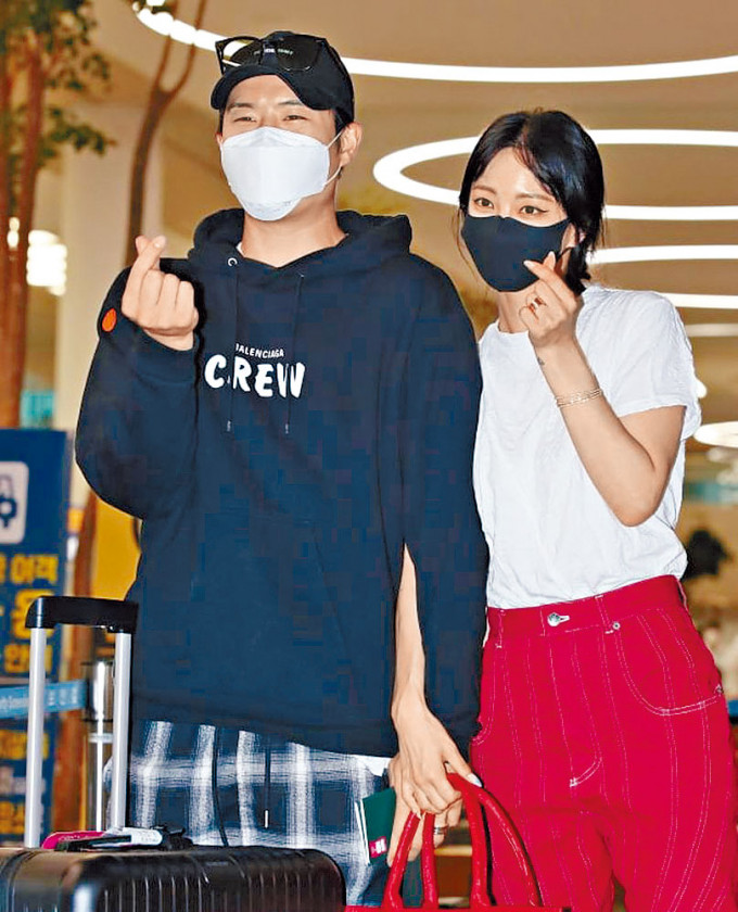韩艺瑟拖男友返抵韩国，更在传媒面前派心晒恩爱。