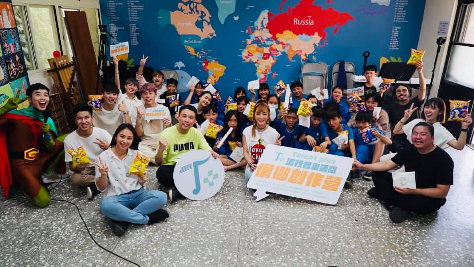 陈威全发起“TALENT PLUS 流行音乐讲唱偏乡创作营计划”，走进台湾偏乡地区和当地小孩进行音乐创作。