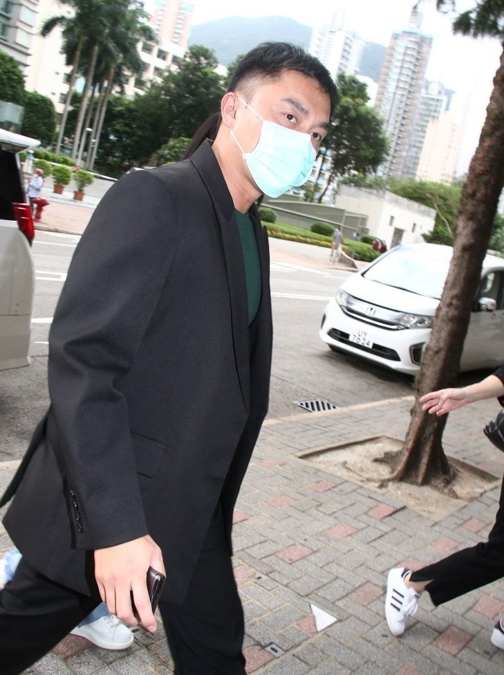 杨明有礼貌地对媒体打招呼，也有指他在审讯期间十分紧张。