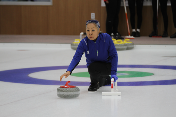 今年6月，歌手组的韩国女歌手仁顺伊在第2届议政府-Hanstar明星冰壶大赛中正在放开冰壶。【图片来源：韩国明星棒球协会(SBO)】