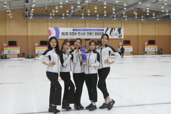 今年6月，由选美大赛出身选手组成的冰壶小姐队在第2届议政府-Hanstar明星冰壶大赛中获得冠军。【图片来源：韩国明星棒球协会(SBO)】